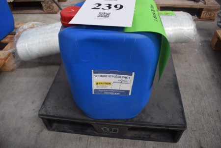 1 dunk 20 liter sodaopløsning til regulering af klor i pool eller til udvanding på betonfliser for renholdelse af mos og ukrudt
