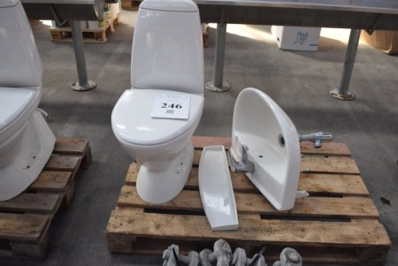 Håndvask med armatur + toilet