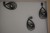 Schwarzes rhodiniertes Silber mit kleinen schwarzen CZ-Steinen + 1 weißer CZ-Stein (Ohrringe und Anhänger)
