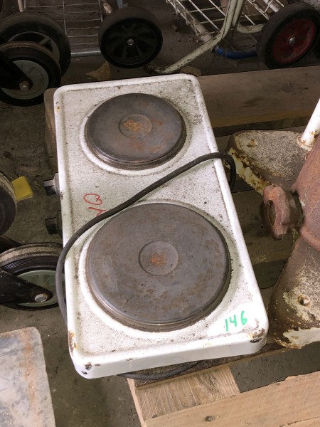 Kogeplade med 2 pludser. Diameter på kogepladerne: 19cm og 15 cm. 