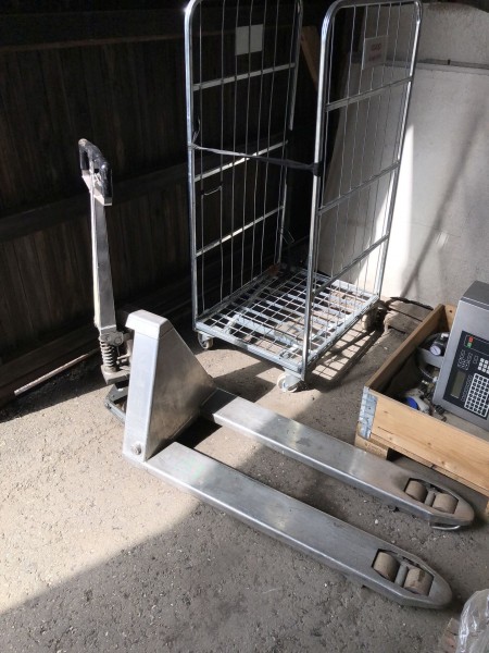 Stainless steel pallet lifter, needs oil.