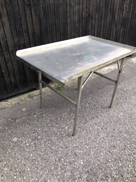 Stainless steel table. 140x91cm.