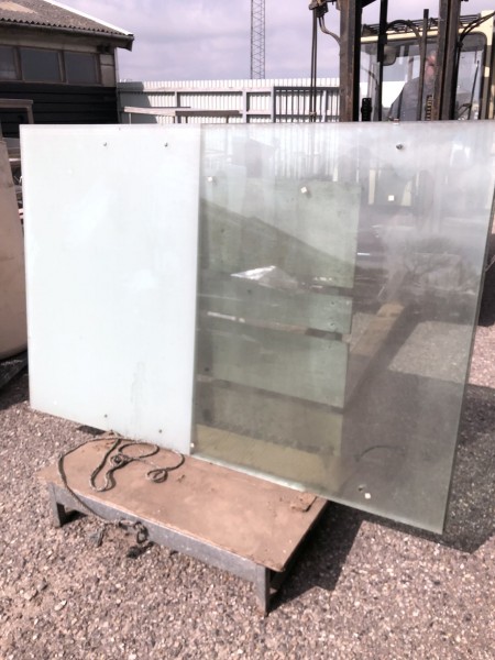 Bulletproof glass. 4 pcs. on the dimensions, 2210mm x 1484mm. Thickness of 13mm.