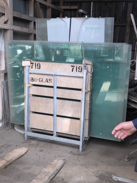 Bulletproof glass. 5 pieces. 2 pcs on 2150mm x 1588mm + 12mm. And 1 pc. at 2000 mm x 1564 mm x 12 mm. And one piece of 2041 mm x 1608mm x 12 and 1 piece of 2209 mm x 1484 mm x 25 mm.