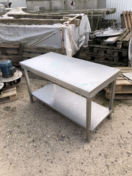 Rustfri bord med galvaniseret underplade. 140x70cm.