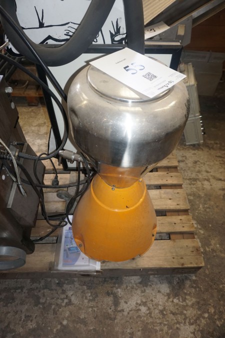Juice extractor, height: 90cm, with diameter of: 34cm.