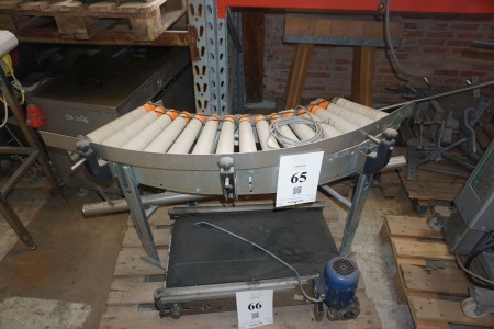 45 degree SOCO roller conveyor w / forward drive. Length: 128cm. Roller width: 31cm.