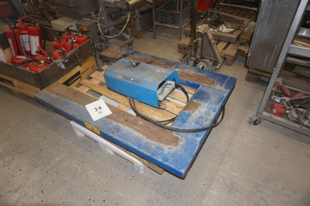 Lift lift table. 145x108cm. Condition: unknown.
