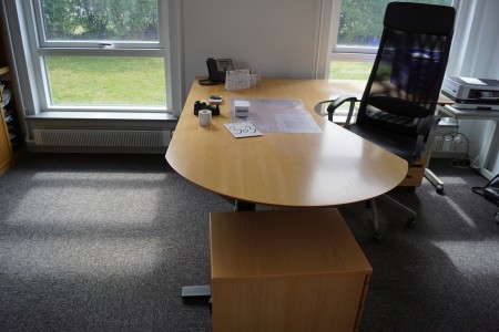 Hæve/sænkebord med vinkel 200x110 cm vinkel 80x60 cm + stol + 2 stk skuffesektioner 60x44x67 cm