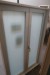 Træ/alu vindue, Antracit/hvid, H170xB109,2 cm, karmbredde 14,8 cm, indadgående, med redningsåbning, 3-lags mat glas. Modelfoto
