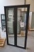 Træ/alu vindue, Antracit/hvid, H200xB1092 cm, karmbredde 14,8 cm, indadgående, med redningsåbning, 3-lags glas. Modelfoto