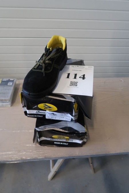 2 pairs of safety shoes, size 46
