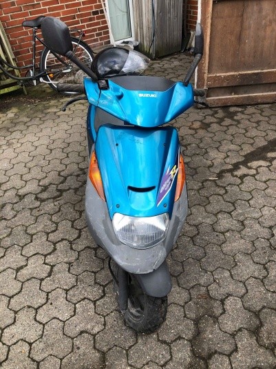 Suzuki moped 45 & parts for VGA Digita 30 moped. Condition: unknown. Without key. With paper