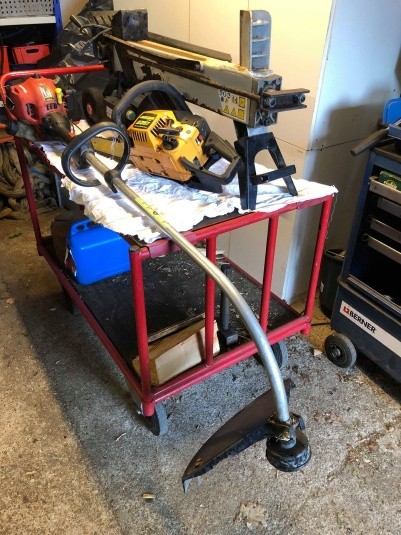 Log splitter, grass trimmer and chainsaw. Condition: unknown