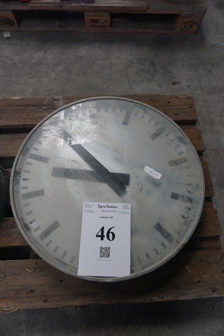 Clock. Diameter: approx. 64 cm. For power.
