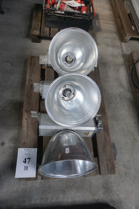 3 pieces. industrial lamps. 230 volts.