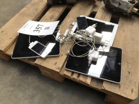 3 pieces. iPads with chargers + 2 pcs. iPhone 4 with chargers. Condition: unknown