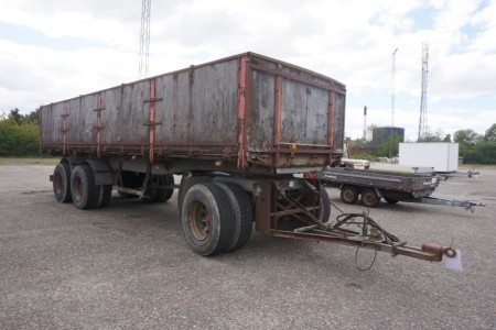 Anhänger für Traktor mit hydraulischen Bremsen. 3-Wellen. Ladeabmessungen: 8,20x2,40 Meter. Höhe: 124 cm. Gesamt: 24000 kg. Belastung: 17400 kg.