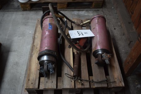 2 pcs. hydraulic pistons. Working pressure: 150 kg / cm2