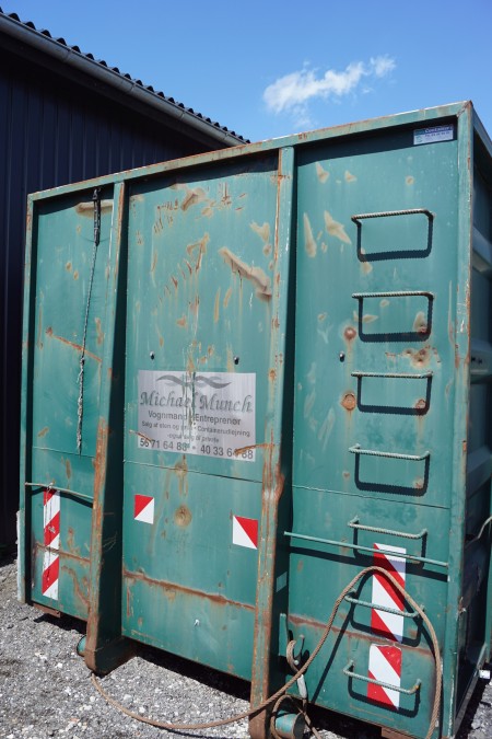Container mit Seilzug L: 6,5 m H: 2,4 m Die unteren Rippen können vor der Aufnahme entfernt werden. Die Heckklappe ist oben und seitlich aufgehängt