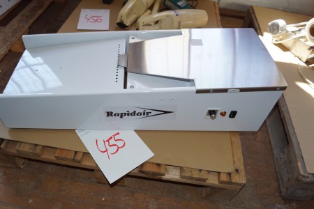 RAPIDAIR 250 bag opener and packing table packaging in prefabricated bags on hanger