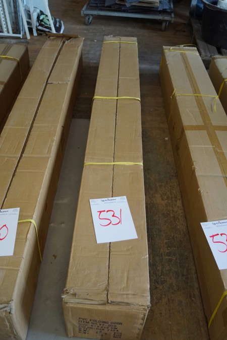 1 kasse med 4 stk PVC folde døre 81x213x5 cm, farve: TEAK