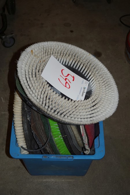 Box with various net + brushes, etc. for flooring machine