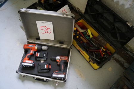 2 stk akku skrumaskiner + kasse med håndværktøj