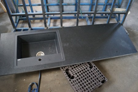 2 stk granit bordplade: den med vask, 188x60 cm tykkelse 30 mm + den uden vask, 232x60-75 cm tykkelse 20 mm