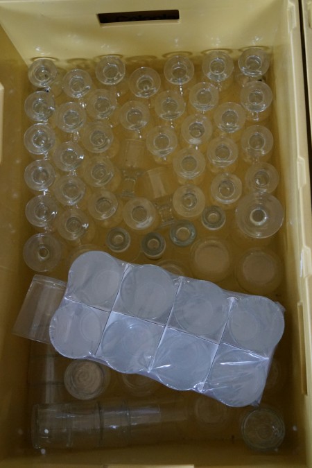 4 boxes of glass and cups
