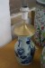Porselæns lampe h.60 cm + 2 stk vaser h. 30 - 45 cm + krukke med låg h. 20 cm