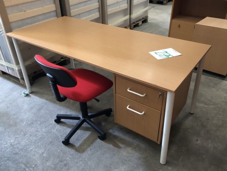 Office table. 180x80x73 cm. + office chair.