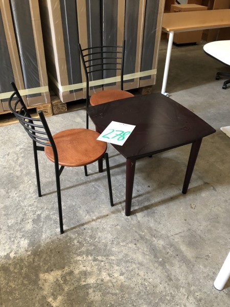 Table + 2 chairs. 60x60x52 cm.