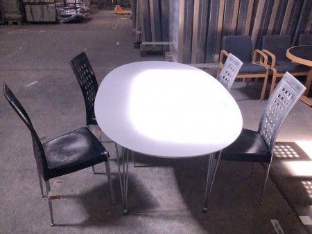 Tabelle. 170x100x75 cm. + 4 Stühle.