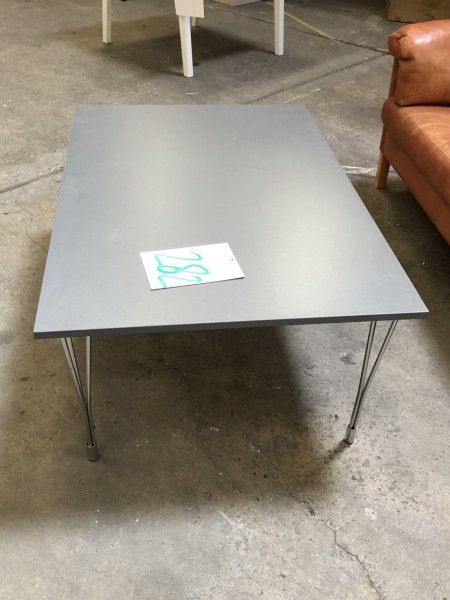 Table. 120x80x47 cm.