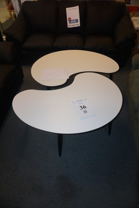 2 Stück Tabellen. Weiß / schwarz. 104x70x48 cm.