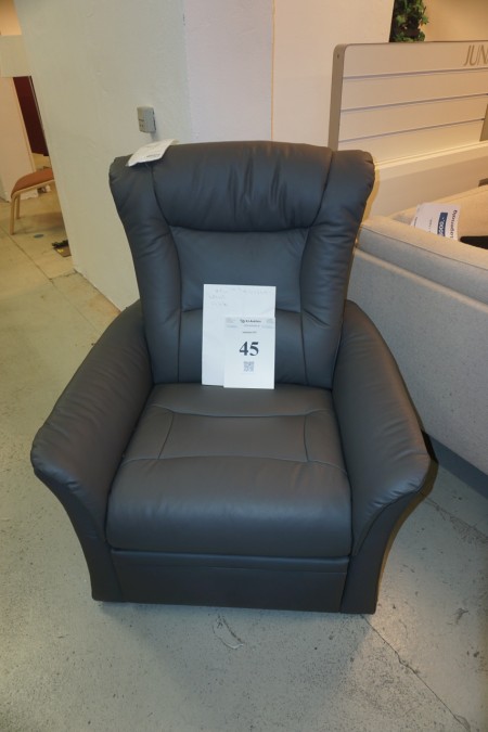 Sessel mit eingebautem Fußschemel. Marke: Hirschknoten. Farbe: Tolido Leder.