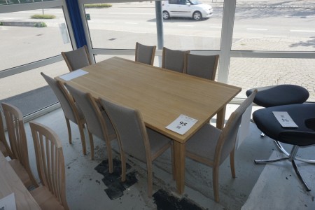 Oak dining table. 190x95x75 cm. + 8 chairs.