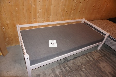 Bed. 204x97 cm.