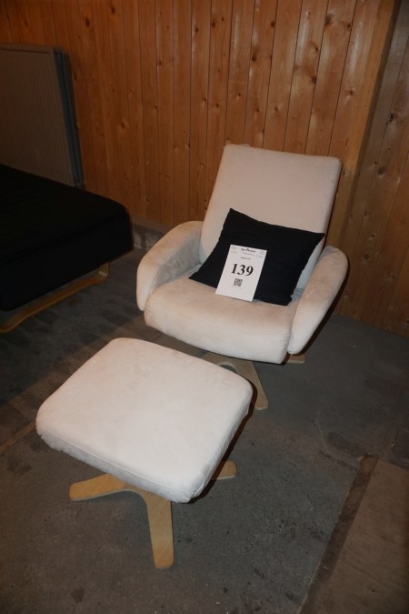 Chair with ottoman. 80x80x80 cm.