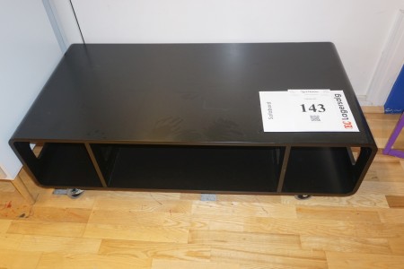 Sofabord. 118x60x37 cm. På hjul. + plastbord