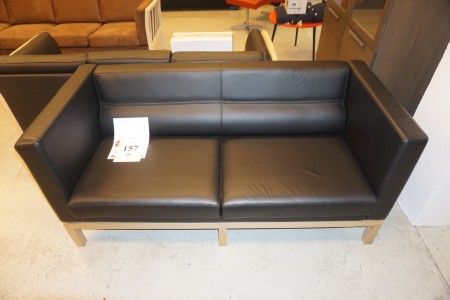 Two-seater sofa. Leather qualification. Width: 174 cm.