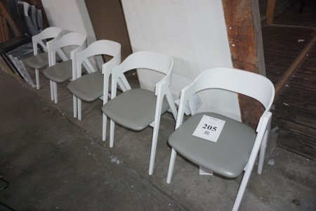 5 Esstischstühle. Weißes Lackleder. Modell: Mette. 73x50x52 cm.