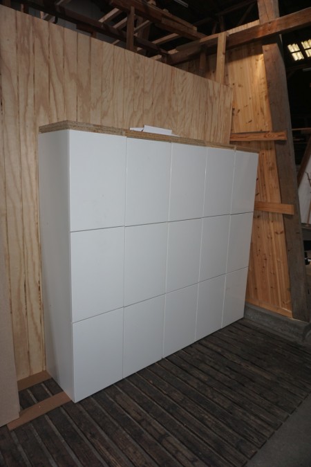 5 pieces. high cabinets for bath with 3 doors per closet. Goals per cabinet: 40x172,5x43 cm.