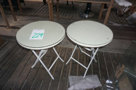 2 pcs. garden tables with glass plate. Ø: 60 cm. Height: 72 cm.