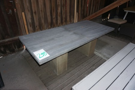 Garden table. 200x90x71 cm.