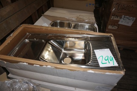Stainless steel sink. 110.5x50 cm.