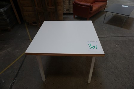 Spisebord. Model 28. Hvid melamin. 100x100x77 cm.