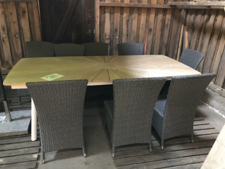 Gartentisch. 236 x 111 cm. + 8 Stück Stühle