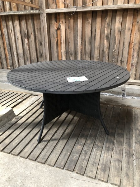 Garden table. Ø: 150 cm. Height: 75 cm.